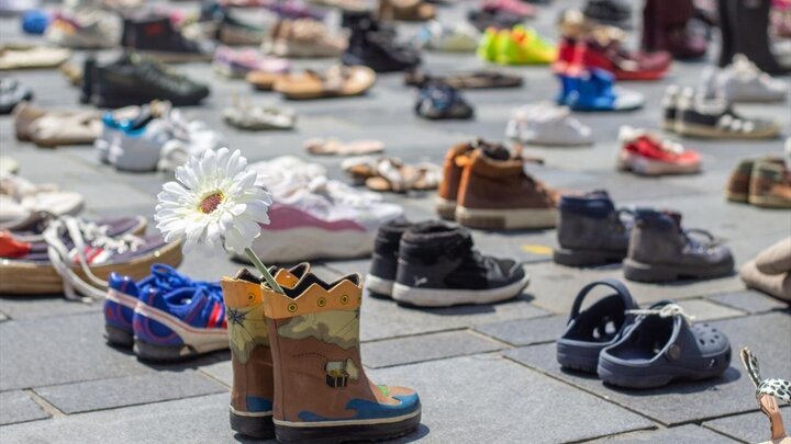 Informe fotográfico | Exhibición de miles de zapatos en recuerdo de los niños víctimas de la guerra en Gaza en Holanda