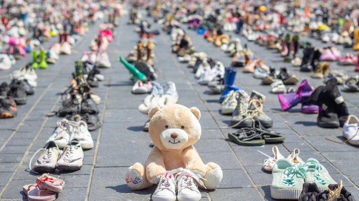 Informe fotográfico | Exhibición de miles de zapatos en recuerdo de los niños víctimas de la guerra en Gaza en Holanda