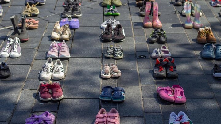 Informe fotográfico | Exhibición de miles de zapatos en recuerdo de los niños víctimas de la guerra en Gaza en Holanda