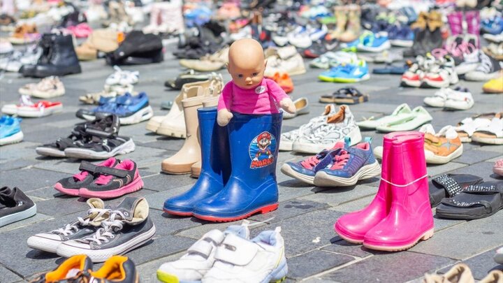 Informe fotográfico | Exhibición de miles de zapatos en recuerdo de los niños víctimas de la guerra en Gaza en Holanda