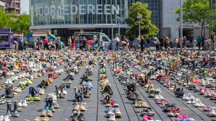 Informe fotográfico | Exhibición de miles de zapatos en recuerdo de los niños víctimas de la guerra en Gaza en Holanda