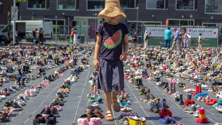 Informe fotográfico | Exhibición de miles de zapatos en recuerdo de los niños víctimas de la guerra en Gaza en Holanda