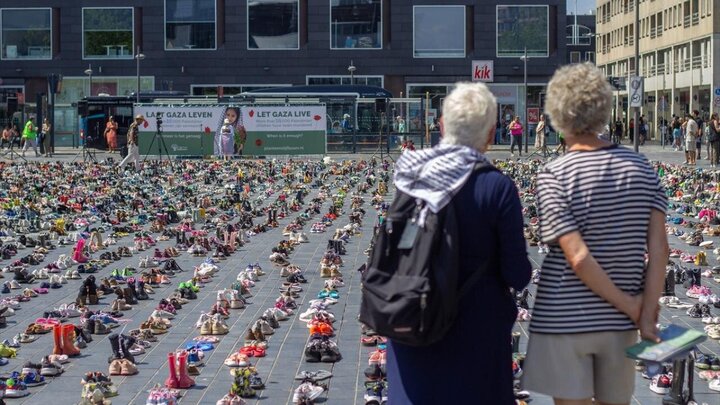 Informe fotográfico | Exhibición de miles de zapatos en recuerdo de los niños víctimas de la guerra en Gaza en Holanda