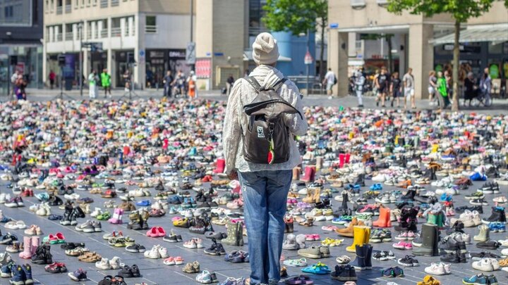 Informe fotográfico | Exhibición de miles de zapatos en recuerdo de los niños víctimas de la guerra en Gaza en Holanda