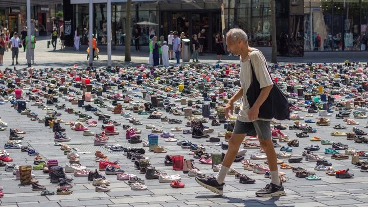 Informe fotográfico | Exhibición de miles de zapatos en recuerdo de los niños víctimas de la guerra en Gaza en Holanda