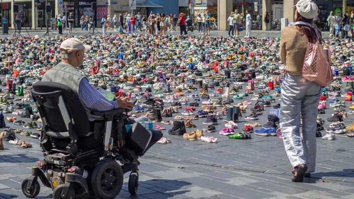Informe fotográfico | Exhibición de miles de zapatos en recuerdo de los niños víctimas de la guerra en Gaza en Holanda