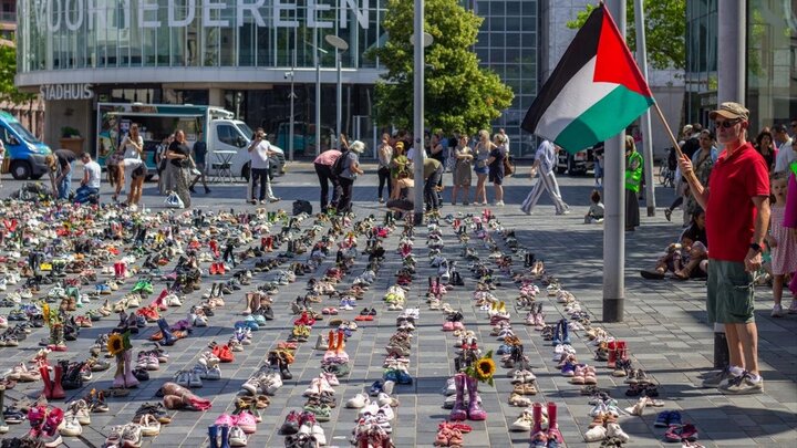 Informe fotográfico | Exhibición de miles de zapatos en recuerdo de los niños víctimas de la guerra en Gaza en Holanda