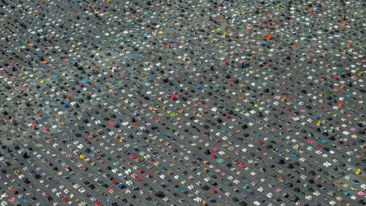 Informe fotográfico | Exhibición de miles de zapatos en recuerdo de los niños víctimas de la guerra en Gaza en Holanda