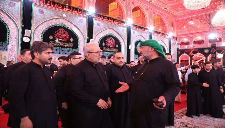 الصحن الحسيني يحتضن مواكب العزاء.. والأمين العام في مقدمة المستقبلين