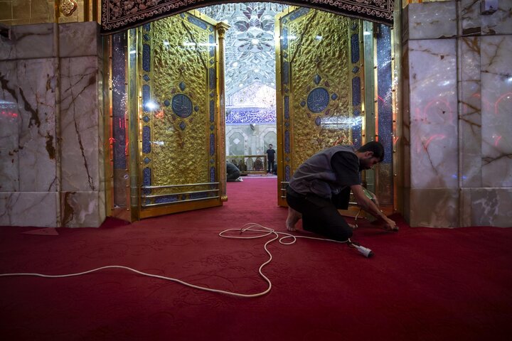 فرش حرم مرقد أبي الفضل العباس (عليه السلام) بأكثر من ألف متر مربع من السجاد الأحمر
