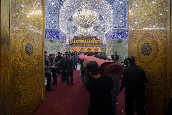 فرش حرم مرقد أبي الفضل العباس (عليه السلام) بأكثر من ألف متر مربع من السجاد الأحمر