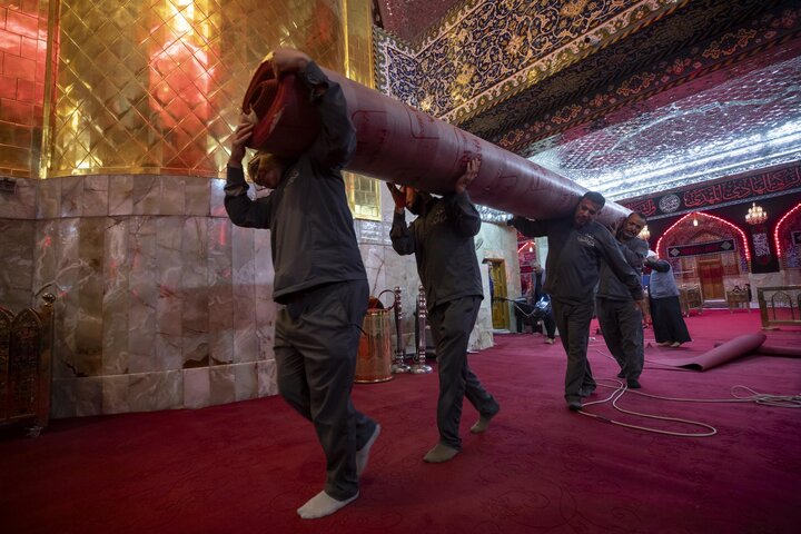 فرش حرم مرقد أبي الفضل العباس (عليه السلام) بأكثر من ألف متر مربع من السجاد الأحمر