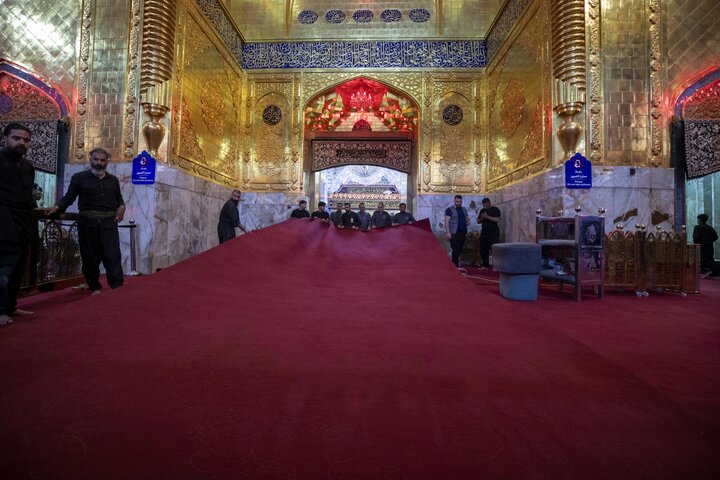 فرش حرم مرقد أبي الفضل العباس (عليه السلام) بأكثر من ألف متر مربع من السجاد الأحمر