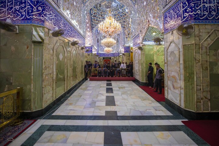 فرش حرم مرقد أبي الفضل العباس (عليه السلام) بأكثر من ألف متر مربع من السجاد الأحمر