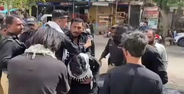 ویدیو | برخورد نیروهای پلیس پاکستان با موکب حسینی در شهر کراچی
