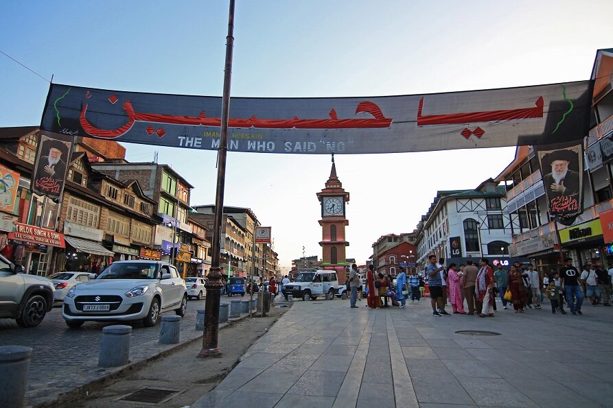 Video: Shia Muslims Distribute Water during Muharram in Kashmir