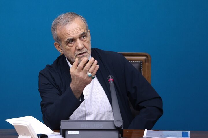 بزشكيان: وحدة الشعب وتماسكُه وصموده وتضامه هي الأسباب الرئيسية لانتصارنا