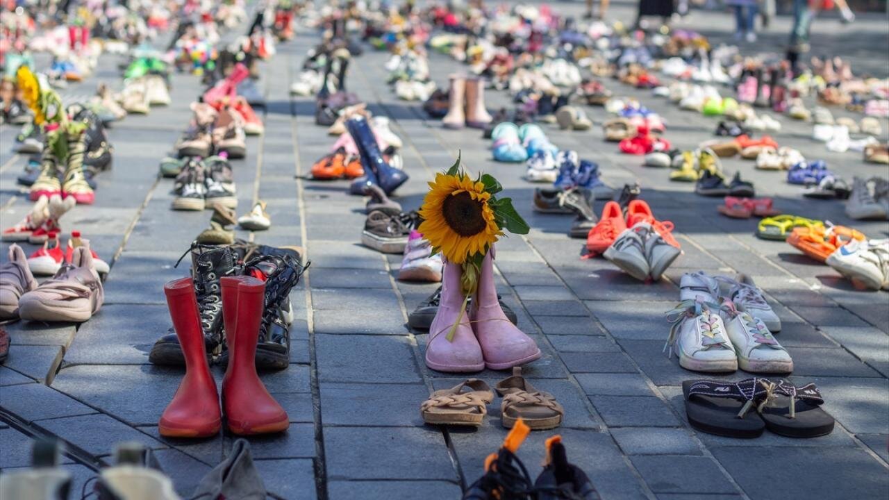 Informe fotográfico | Exhibición de miles de zapatos en recuerdo de los niños víctimas de la guerra en Gaza en Holanda
