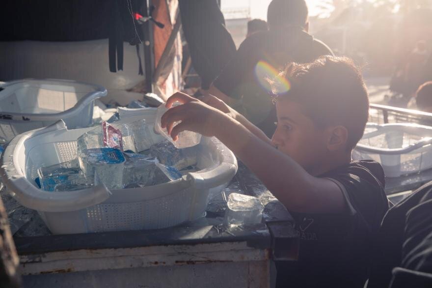 عباس.. طفل فقد والده فوجد في خدمة زائري عاشوراء وطنًا آمنًا