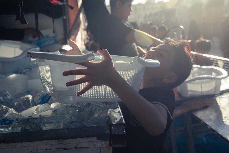 عباس.. طفل فقد والده فوجد في خدمة زائري عاشوراء وطنًا آمنًا