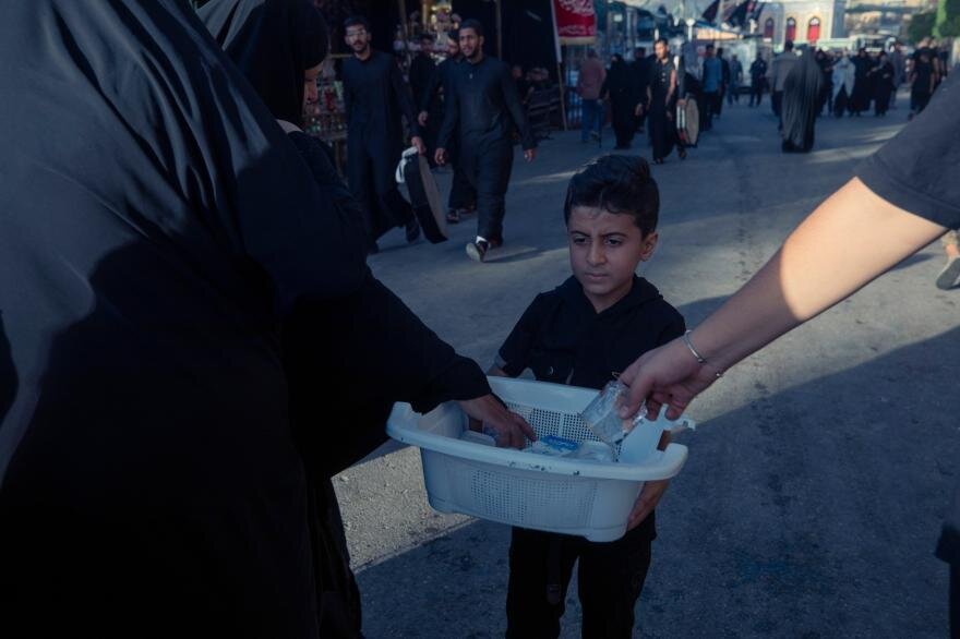 عباس.. طفل فقد والده فوجد في خدمة زائري عاشوراء وطنًا آمنًا