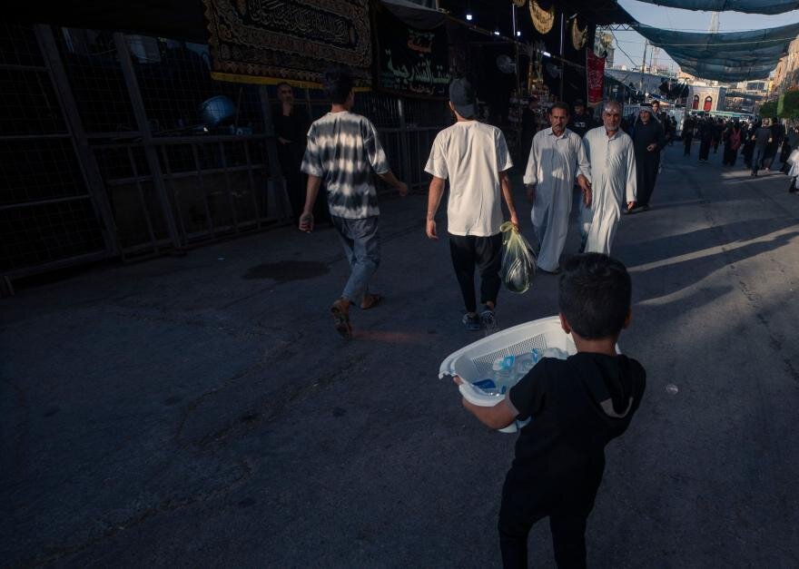 عباس.. طفل فقد والده فوجد في خدمة زائري عاشوراء وطنًا آمنًا