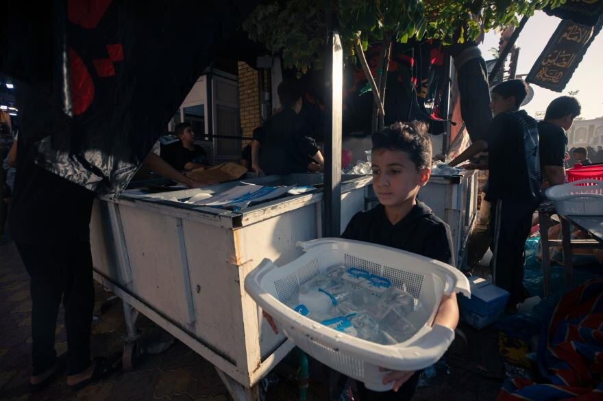 عباس.. طفل فقد والده فوجد في خدمة زائري عاشوراء وطنًا آمنًا