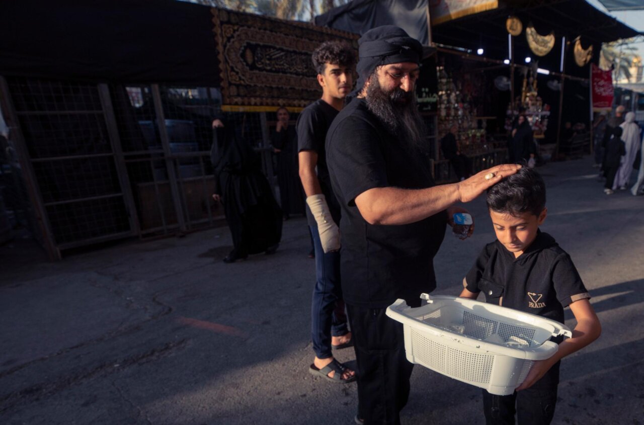 عباس.. طفل فقد والده فوجد في خدمة زائري عاشوراء وطنًا آمنًا + صور