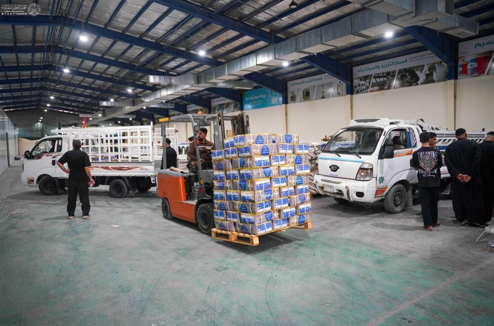 العتبة العلوية توزع عشرات الأطنان من المواد الغذائية وآلاف الصناديق الماء على المواكب الحسينية + صور