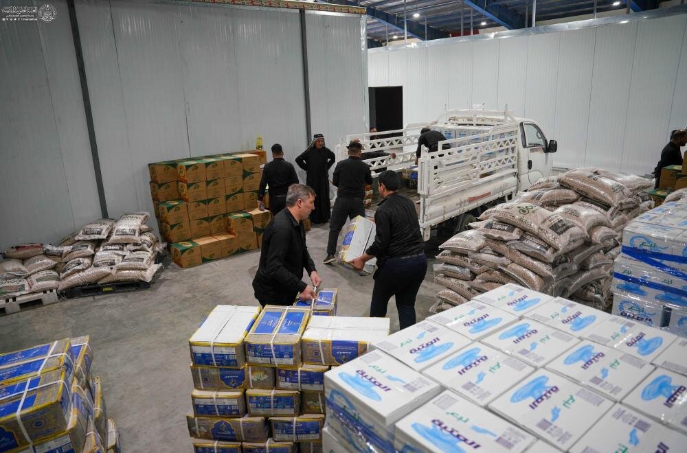 العتبة العلوية توزع عشرات الأطنان من المواد الغذائية وآلاف الصناديق الماء على المواكب الحسينية