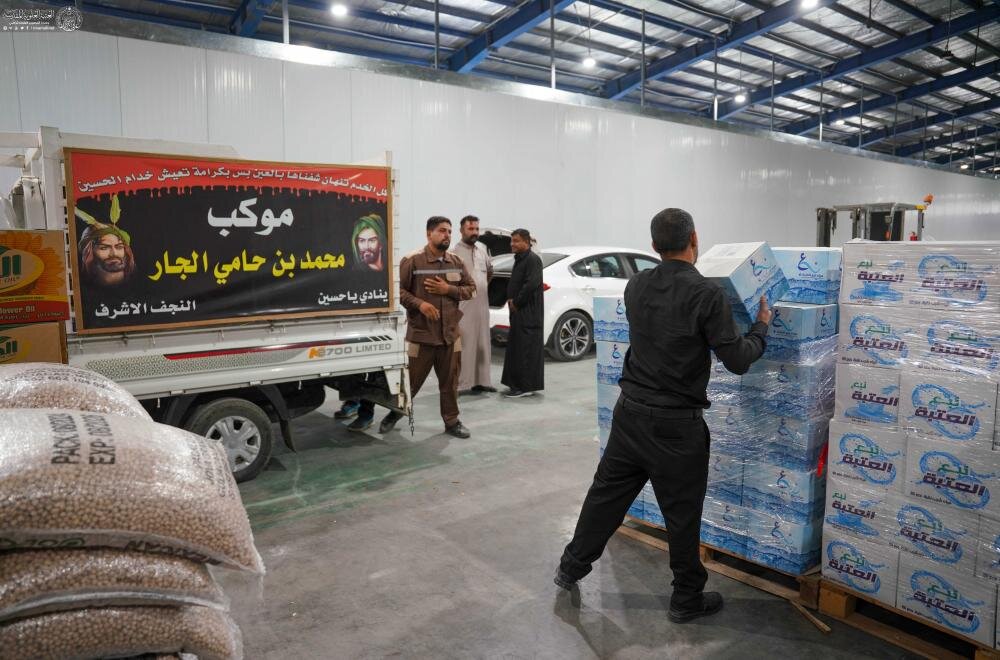 العتبة العلوية توزع عشرات الأطنان من المواد الغذائية وآلاف الصناديق الماء على المواكب الحسينية