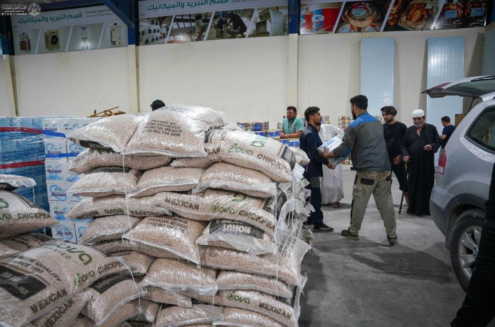 العتبة العلوية توزع عشرات الأطنان من المواد الغذائية وآلاف الصناديق الماء على المواكب الحسينية