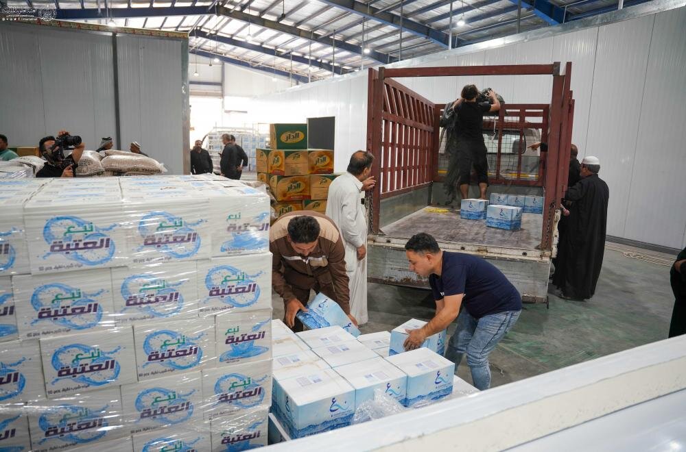 العتبة العلوية توزع عشرات الأطنان من المواد الغذائية وآلاف الصناديق الماء على المواكب الحسينية