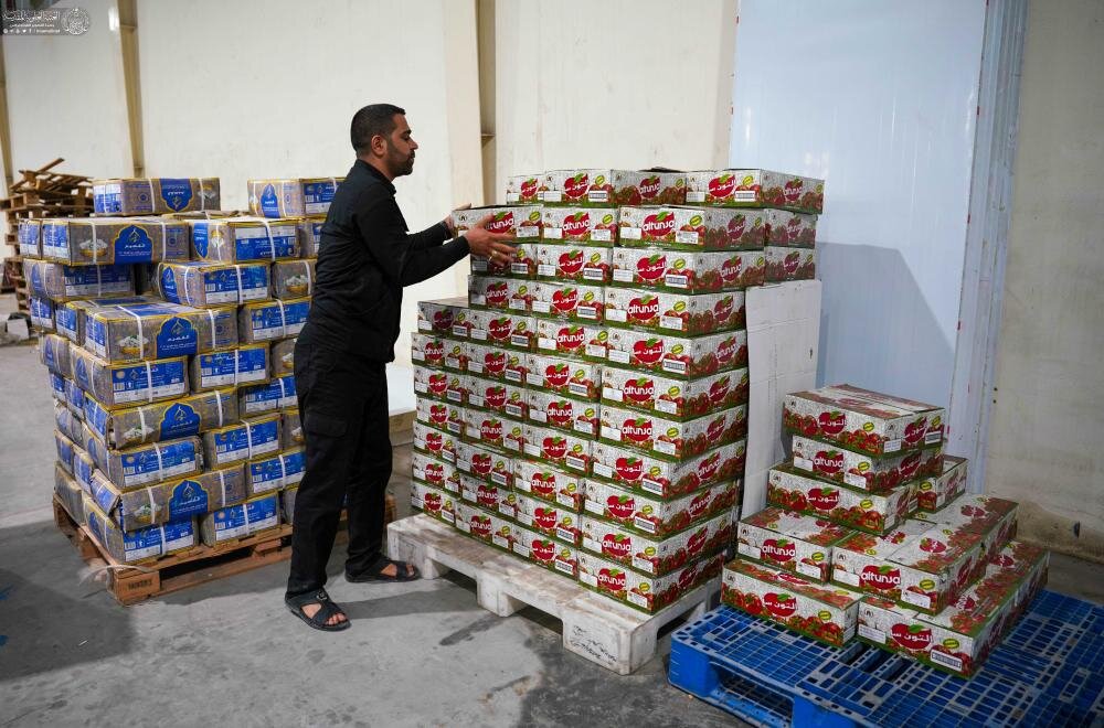 العتبة العلوية توزع عشرات الأطنان من المواد الغذائية وآلاف الصناديق الماء على المواكب الحسينية