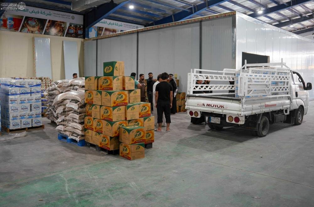 العتبة العلوية توزع عشرات الأطنان من المواد الغذائية وآلاف الصناديق الماء على المواكب الحسينية