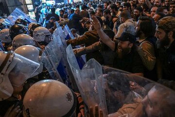 Kovara Leman ya Tirkiyê karîkatûrek şok weşand, mîna Charlie Hebdo, û nîqaşên li ser azadiya gotinê û êrîşê li dîn dîsa kir holê.
