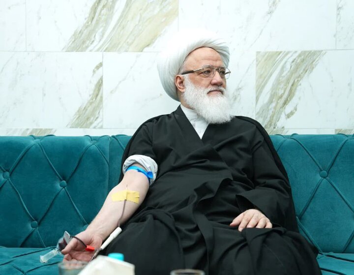 اهدای خون آیت‌الله یعقوبی به یاد قیام عاشورا