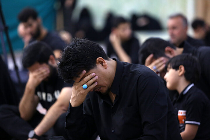 گزارش تصویری | عزاداری اباعبدالله الحسین(ع) به زبان عربی در حرم قم