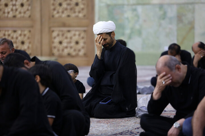 گزارش تصویری | عزاداری اباعبدالله الحسین(ع) به زبان عربی در حرم قم