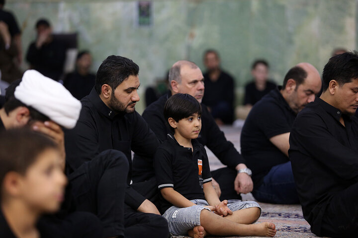 گزارش تصویری | عزاداری اباعبدالله الحسین(ع) به زبان عربی در حرم قم