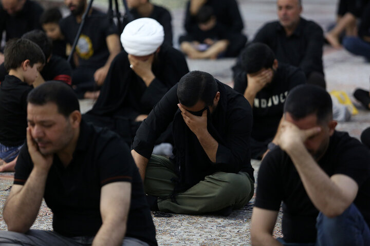 گزارش تصویری | عزاداری اباعبدالله الحسین(ع) به زبان عربی در حرم قم