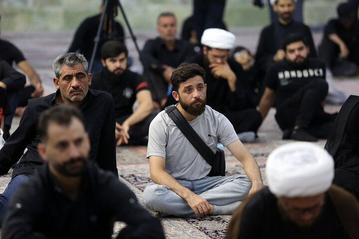 گزارش تصویری | عزاداری اباعبدالله الحسین(ع) به زبان عربی در حرم قم