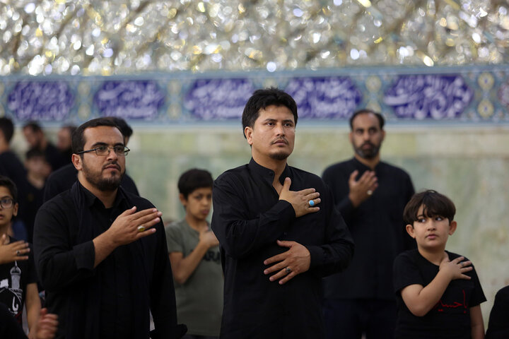 گزارش تصویری | عزاداری اباعبدالله الحسین(ع) به زبان عربی در حرم قم