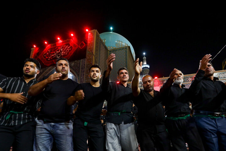 تقرير مصور/ مواكب حسينية تقيم مجالس عزاء في حرم الإمام الرضا (ع)