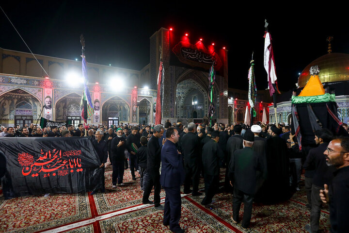 تقرير مصور/ مواكب حسينية تقيم مجالس عزاء في حرم الإمام الرضا (ع)