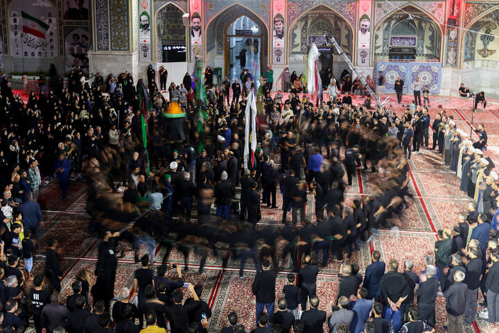 تقرير مصور/ مواكب حسينية تقيم مجالس عزاء في حرم الإمام الرضا (ع)