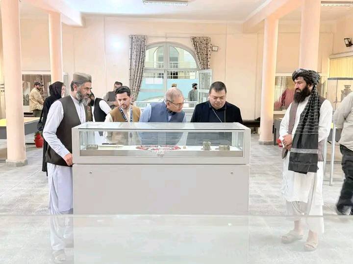 بازدید معاون یوناما از موزه ملی افغانستان و تأکید بر اهمیت جهانی میراث فرهنگی این کشور