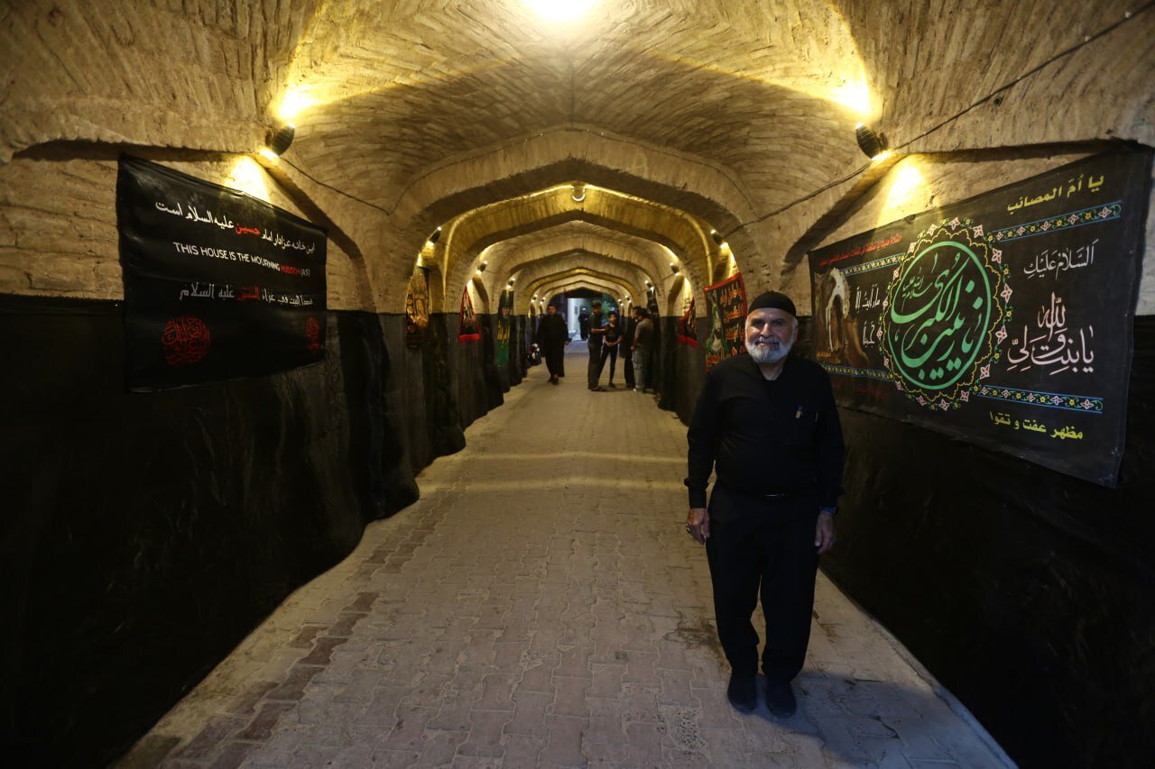 خلال شهري محرم وصفر..مواكن كربلائي يقوم بنفقته الخاصة بتوشيح طاق الزعفراني بالسواد+(صور)