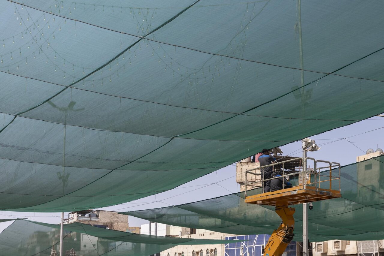Photos: Maintenance department continues to shade streets leading to shrine of Abbas with saran cloth