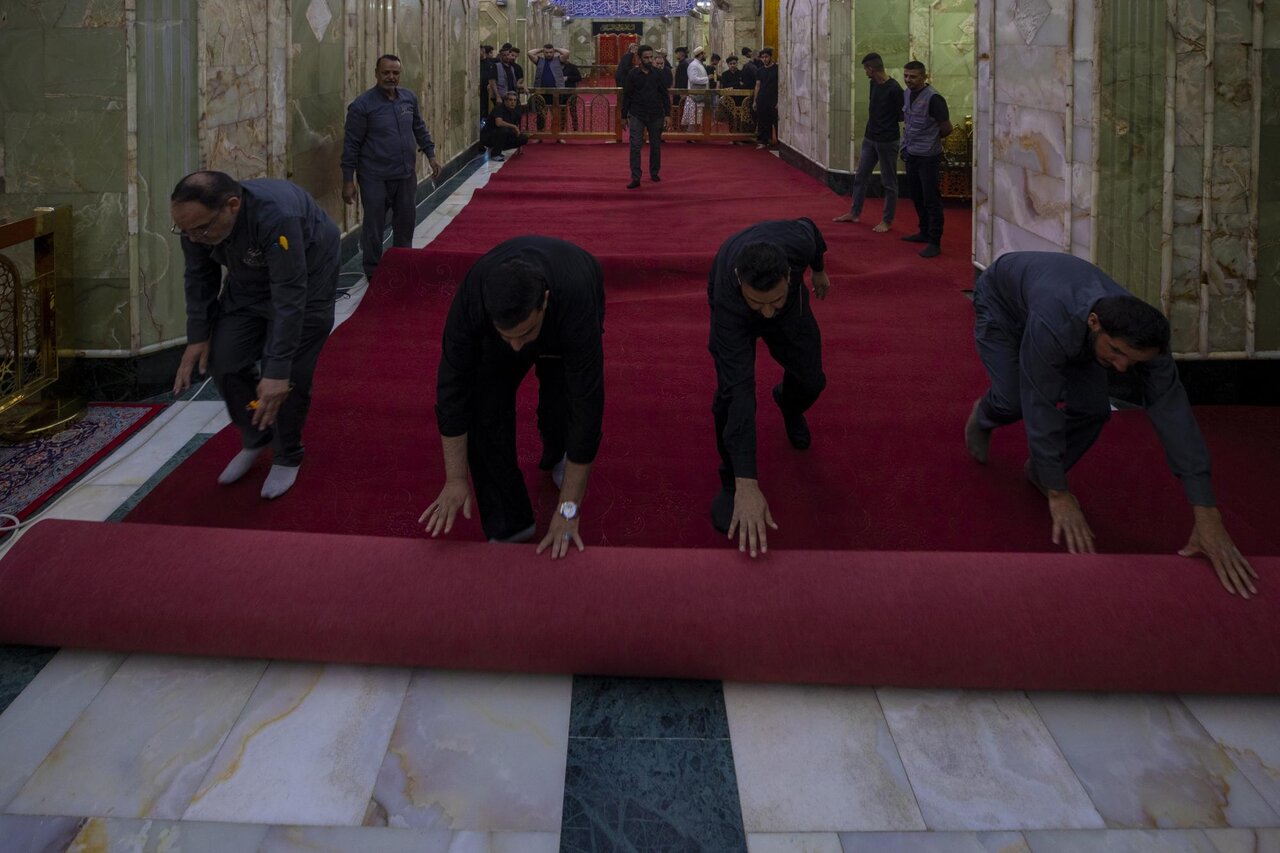 Al-Abbas holy shrine furnished with more than a thousand square meters of red carpet (+Photos)